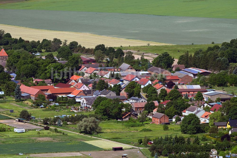 Weesow aus der Vogelperspektive: Dorfkern am Feldrand in Weesow im Bundesland Brandenburg, Deutschland