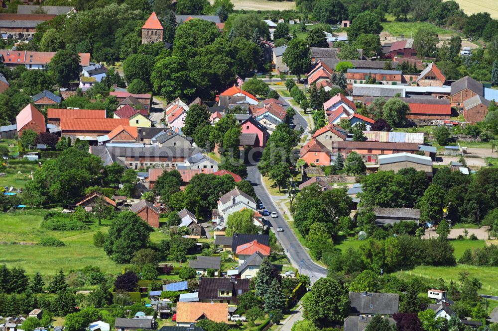 Luftaufnahme Weesow - Dorfkern am Feldrand in Weesow im Bundesland Brandenburg, Deutschland