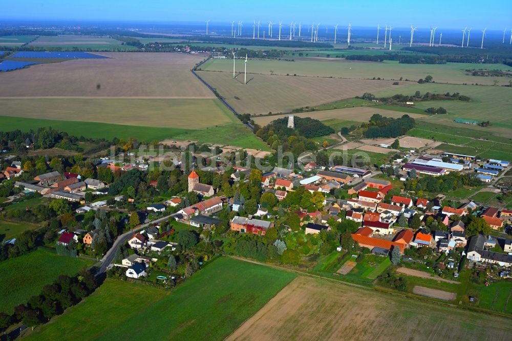 Weesow von oben - Dorfkern am Feldrand in Weesow im Bundesland Brandenburg, Deutschland
