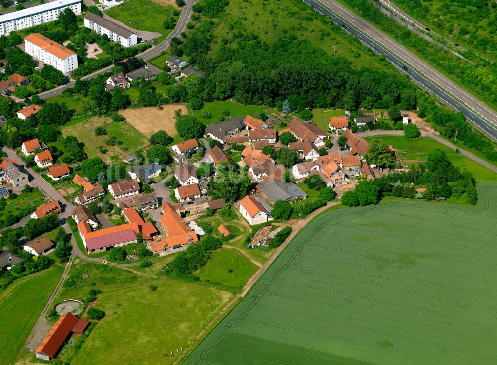 Weierhof von oben - Dorfkern am Feldrand in Weierhof im Bundesland Rheinland-Pfalz, Deutschland