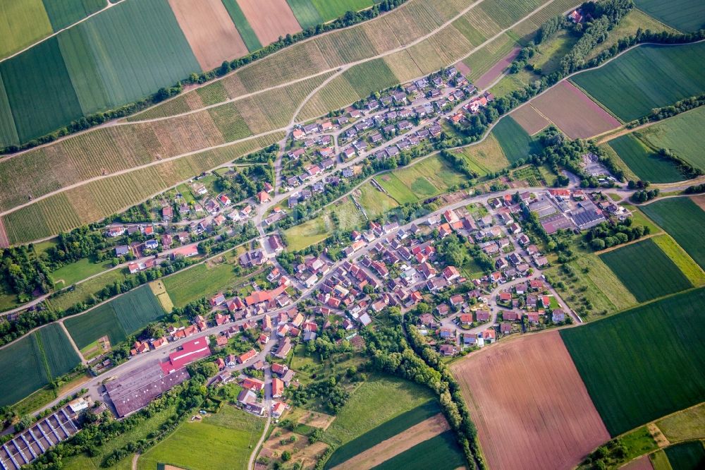 Weiler aus der Vogelperspektive: Dorfkern am Feldrand in Weiler im Bundesland Baden-Württemberg, Deutschland