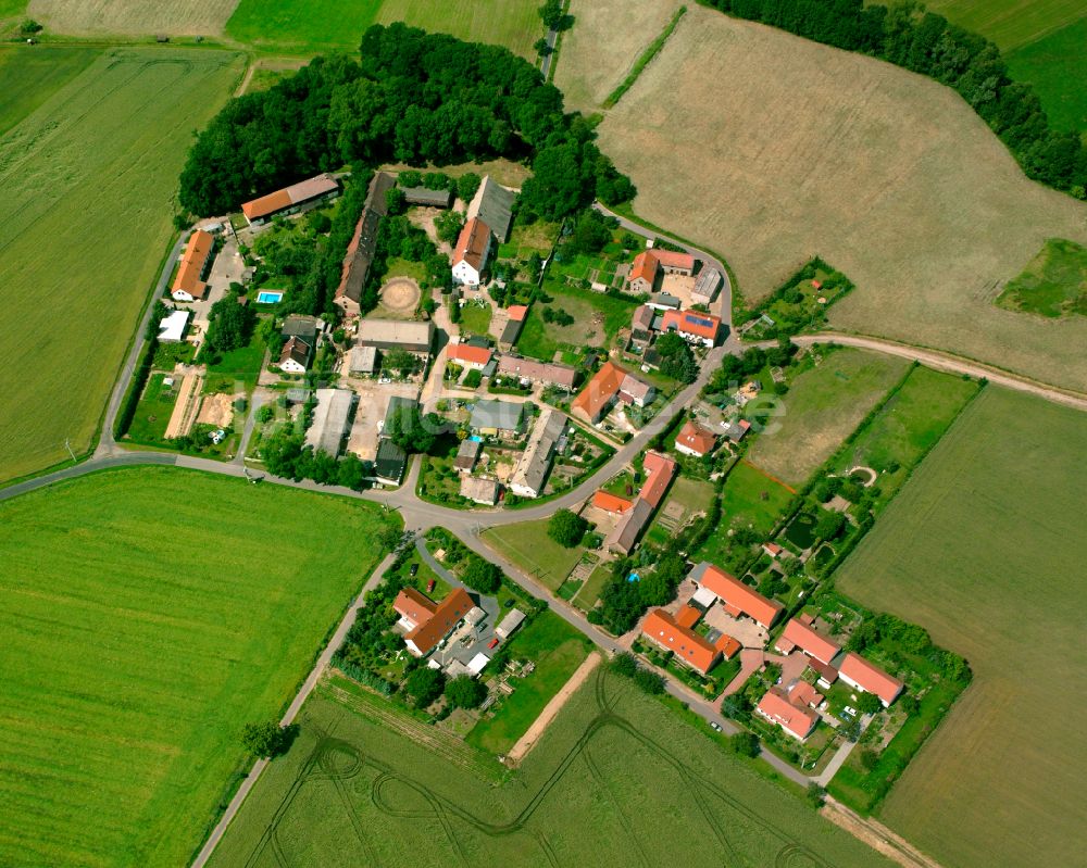 Weißig von oben - Dorfkern am Feldrand in Weißig im Bundesland Sachsen, Deutschland