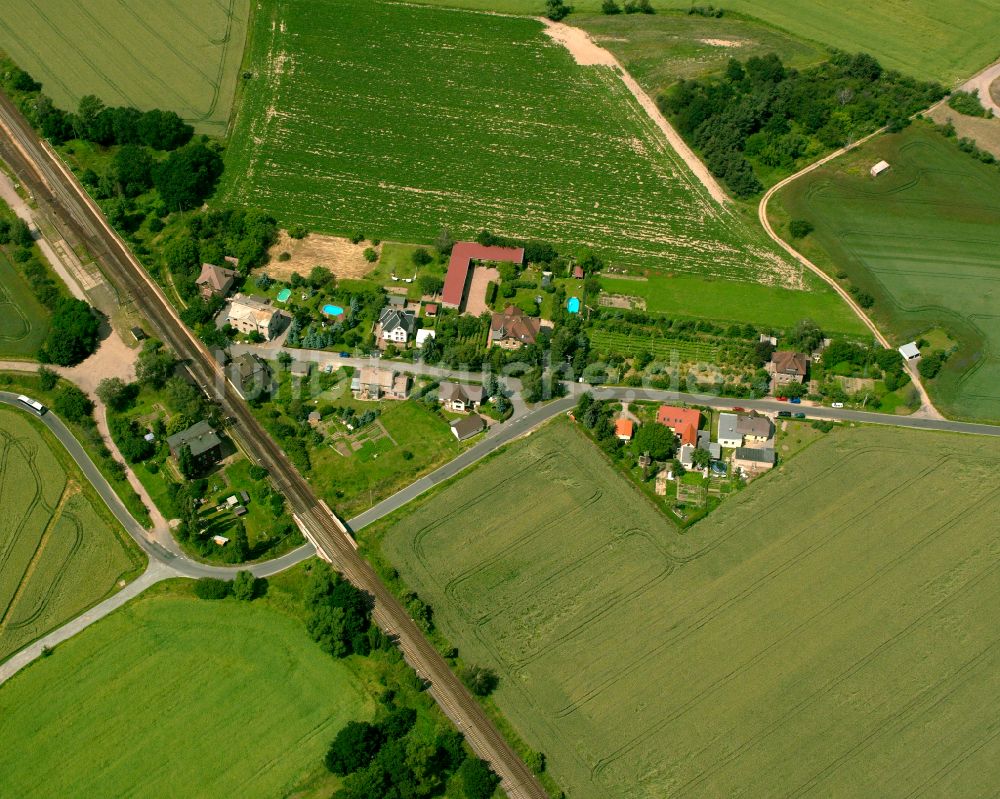 Weißig aus der Vogelperspektive: Dorfkern am Feldrand in Weißig im Bundesland Sachsen, Deutschland