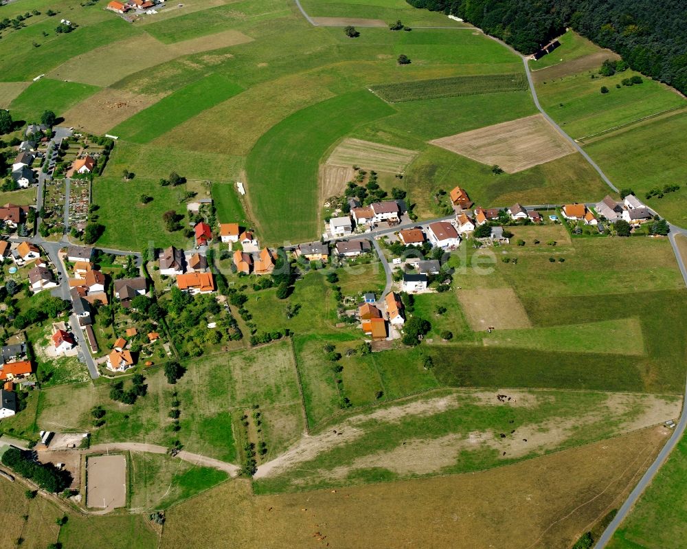 Weiten-Gesäß aus der Vogelperspektive: Dorfkern am Feldrand in Weiten-Gesäß im Bundesland Hessen, Deutschland