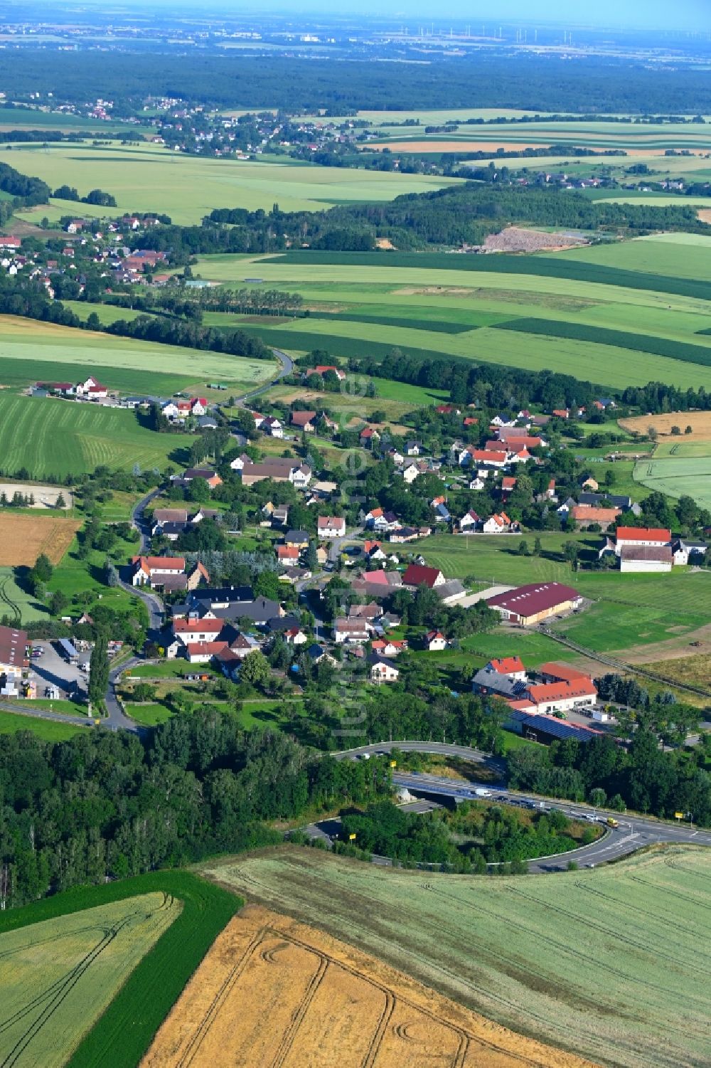 Wernsdorf von oben - Dorfkern am Feldrand in Wernsdorf im Bundesland Sachsen, Deutschland
