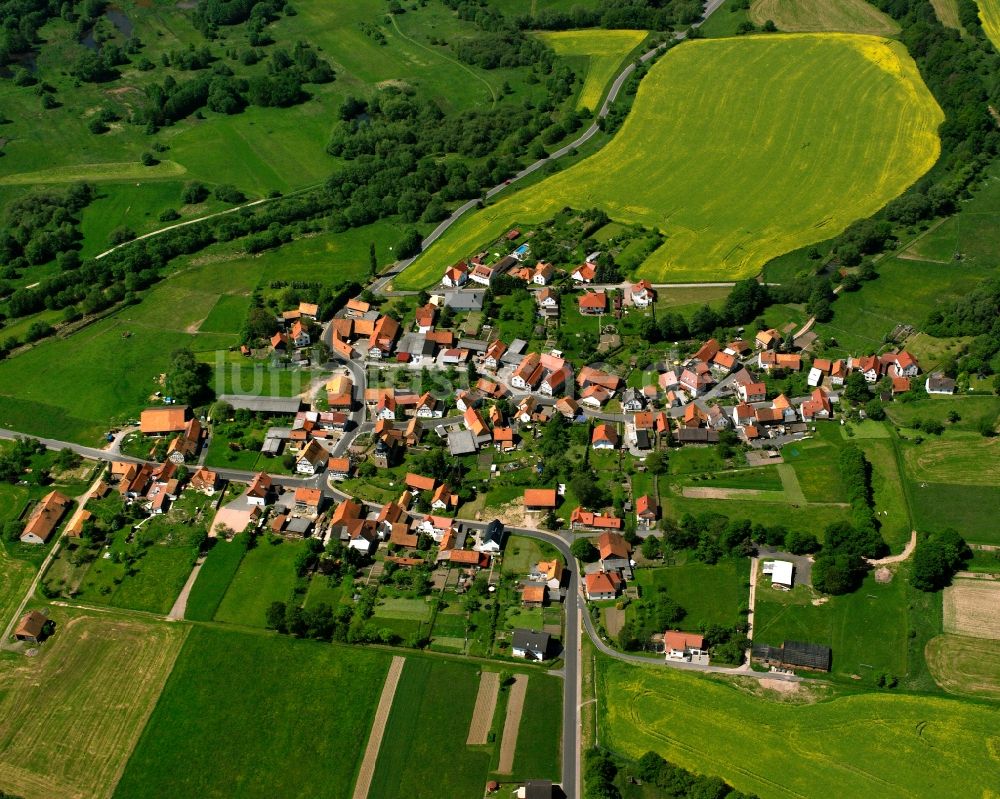 Werra-Suhl-Tal aus der Vogelperspektive: Dorfkern am Feldrand in Werra-Suhl-Tal im Bundesland Thüringen, Deutschland