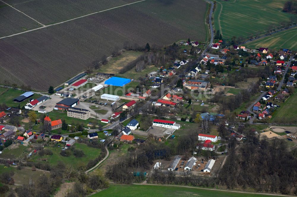 Wesendahl aus der Vogelperspektive: Dorfkern am Feldrand in Wesendahl im Bundesland Brandenburg, Deutschland