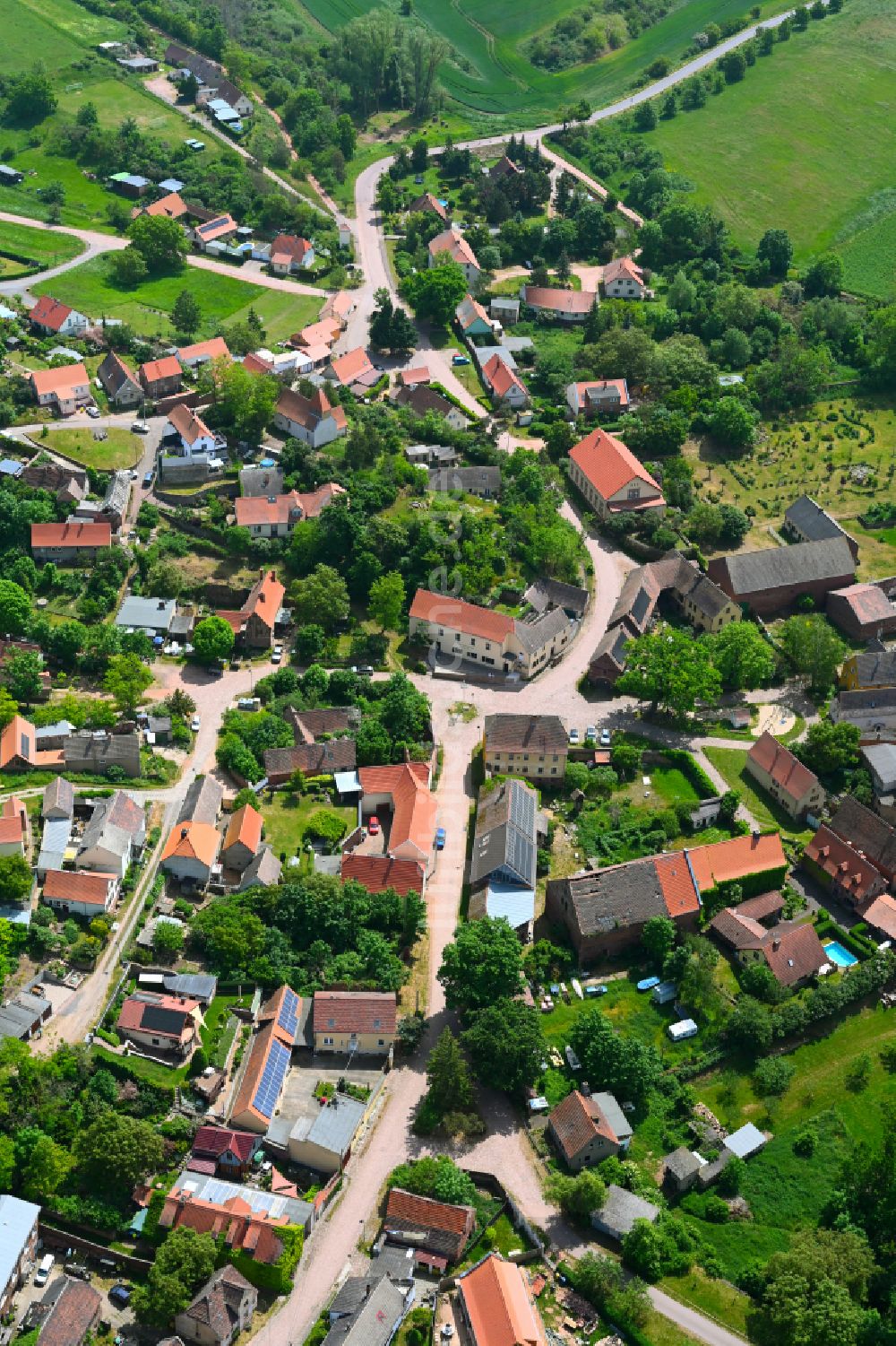 Wettin von oben - Dorfkern am Feldrand in Wettin im Bundesland Sachsen-Anhalt, Deutschland