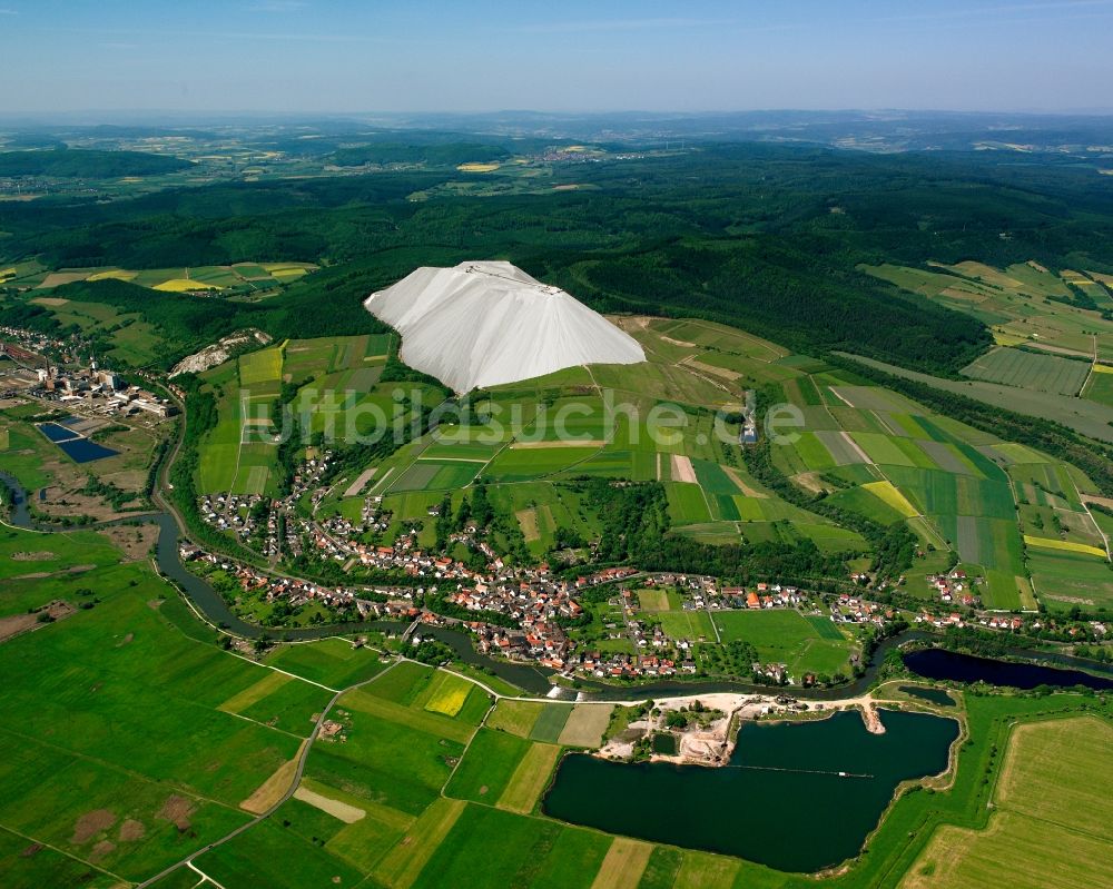 Widdershausen von oben - Dorfkern am Feldrand in Widdershausen im Bundesland Hessen, Deutschland