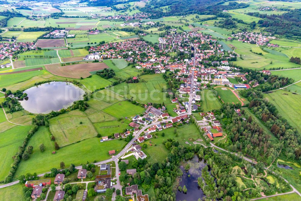 Luftbild Wilhelmsdorf - Dorfkern am Feldrand von Wiesen rund um den Lengenweiler Moorsee in Wilhelmsdorf im Bundesland Baden-Württemberg, Deutschland