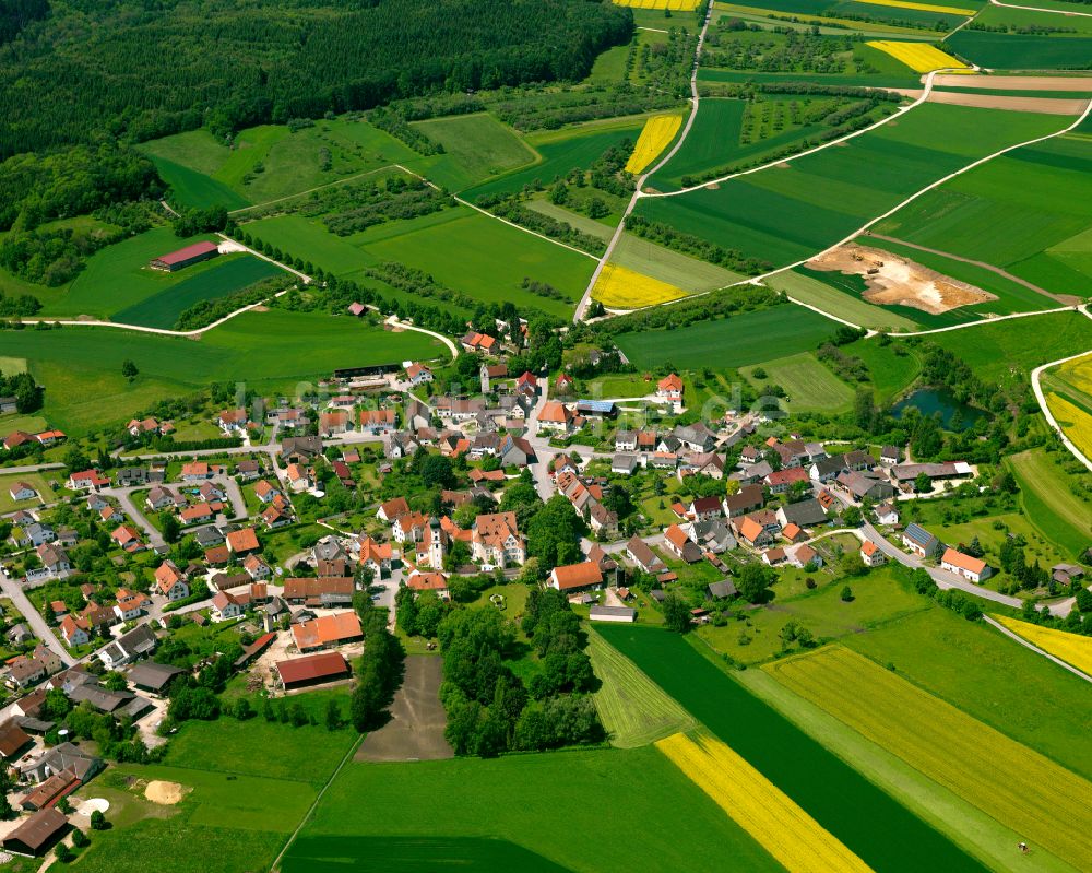 Wilflingen aus der Vogelperspektive: Dorfkern am Feldrand in Wilflingen im Bundesland Baden-Württemberg, Deutschland