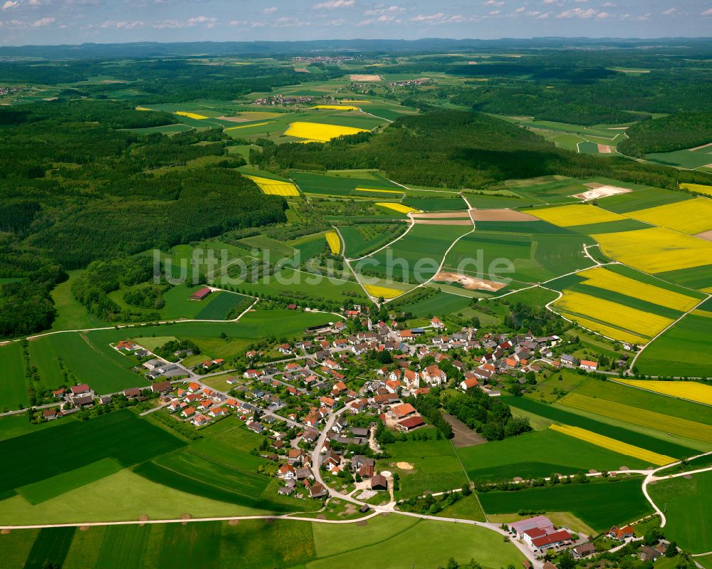 Wilflingen von oben - Dorfkern am Feldrand in Wilflingen im Bundesland Baden-Württemberg, Deutschland