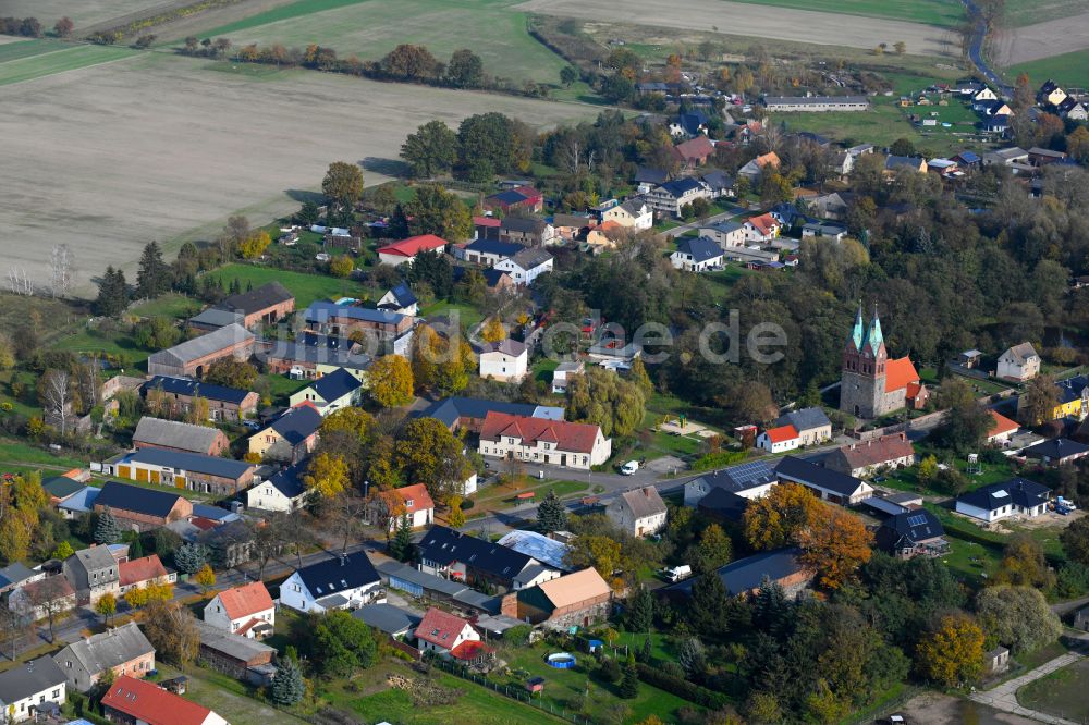 Willmersdorf aus der Vogelperspektive: Dorfkern am Feldrand in Willmersdorf im Bundesland Brandenburg, Deutschland