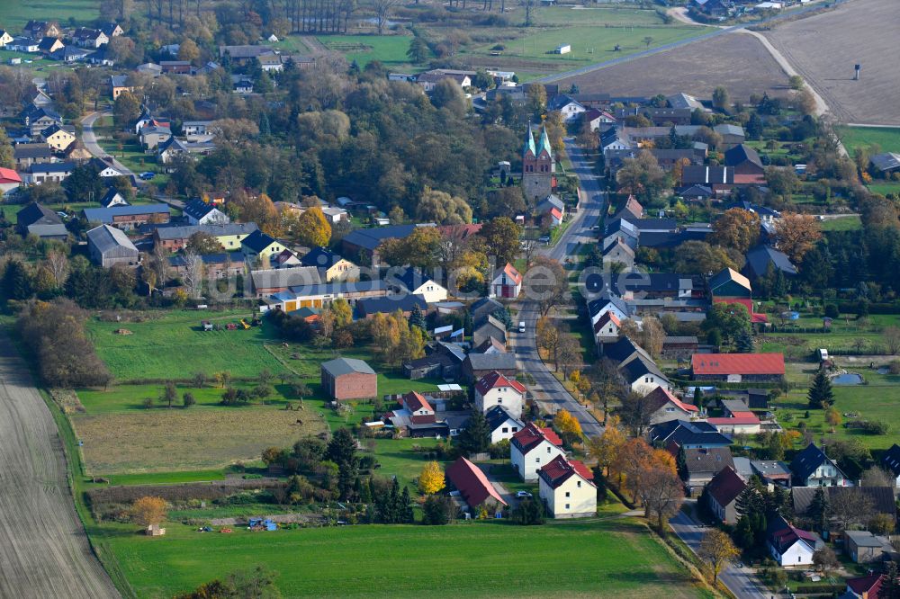 Willmersdorf aus der Vogelperspektive: Dorfkern am Feldrand in Willmersdorf im Bundesland Brandenburg, Deutschland