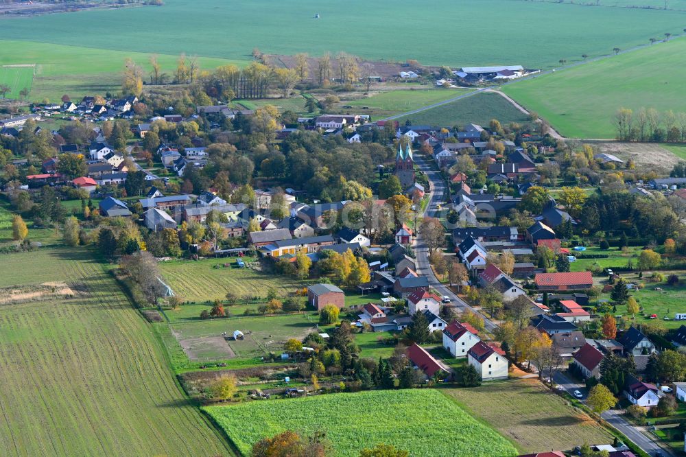 Luftaufnahme Willmersdorf - Dorfkern am Feldrand in Willmersdorf im Bundesland Brandenburg, Deutschland