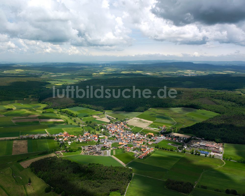 Luftaufnahme Willofs - Dorfkern am Feldrand in Willofs im Bundesland Hessen, Deutschland