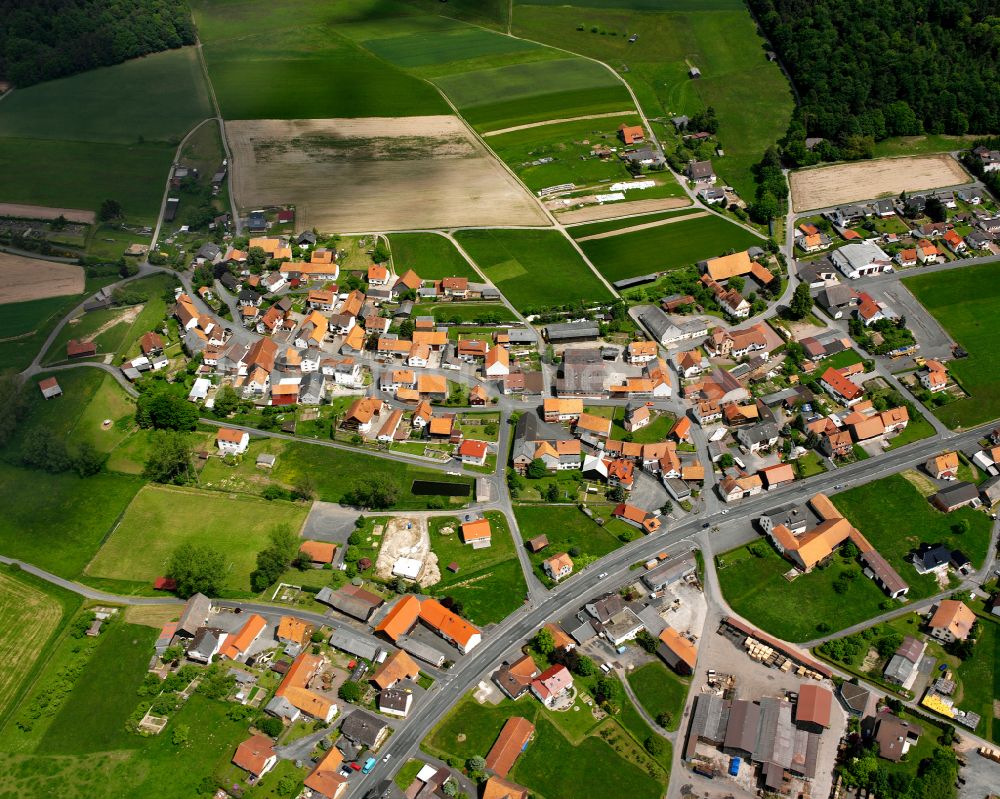 Willofs von oben - Dorfkern am Feldrand in Willofs im Bundesland Hessen, Deutschland