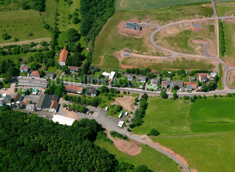 Luftaufnahme Winnweiler - Dorfkern am Feldrand in Winnweiler im Bundesland Rheinland-Pfalz, Deutschland