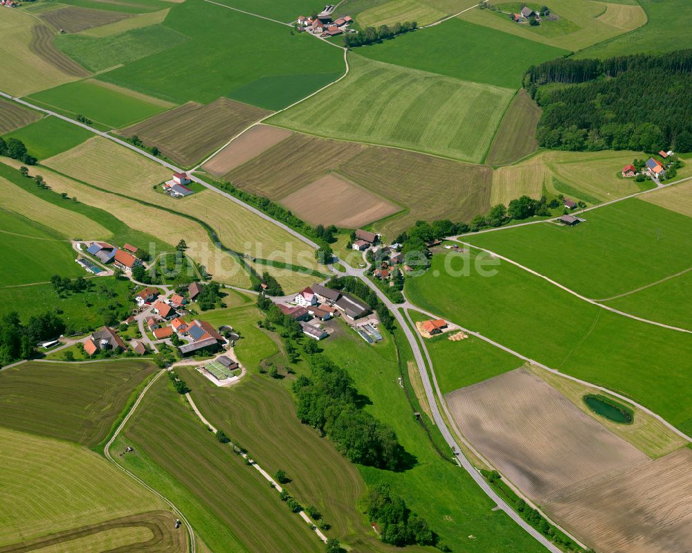 Wirrenweiler aus der Vogelperspektive: Dorfkern am Feldrand in Wirrenweiler im Bundesland Baden-Württemberg, Deutschland