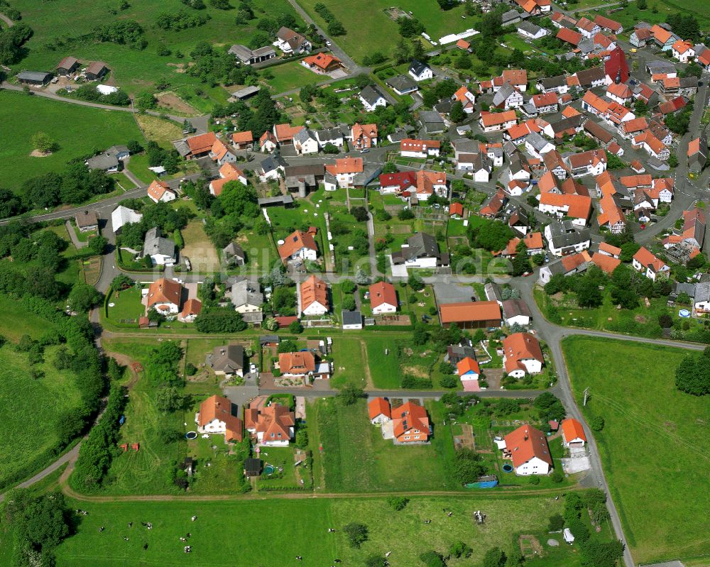 Luftaufnahme Wohnfeld - Dorfkern am Feldrand in Wohnfeld im Bundesland Hessen, Deutschland