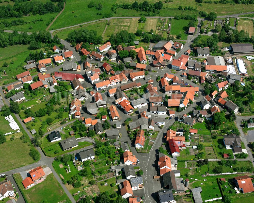 Wohnfeld von oben - Dorfkern am Feldrand in Wohnfeld im Bundesland Hessen, Deutschland