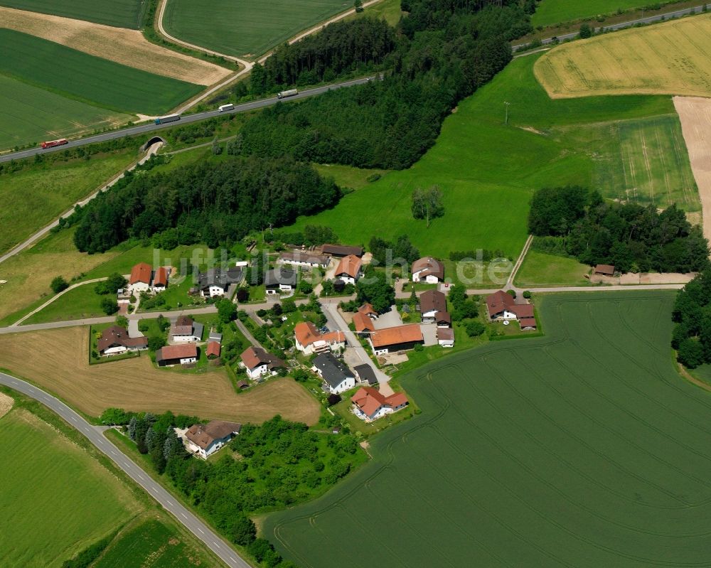 Luftaufnahme Wolfsberg - Dorfkern am Feldrand in Wolfsberg im Bundesland Bayern, Deutschland