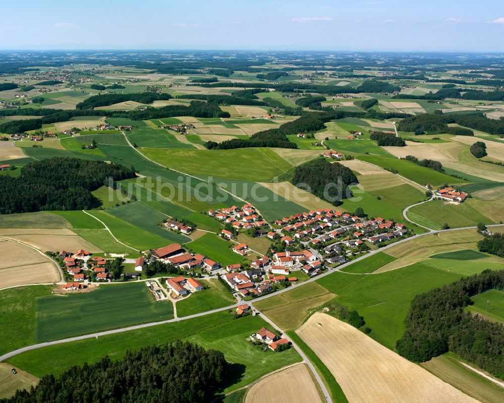 Wolfsberg aus der Vogelperspektive: Dorfkern am Feldrand in Wolfsberg im Bundesland Bayern, Deutschland