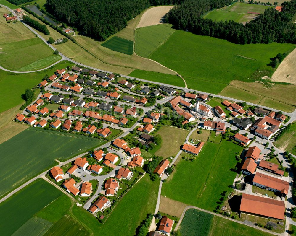 Luftbild Wolfsberg - Dorfkern am Feldrand in Wolfsberg im Bundesland Bayern, Deutschland