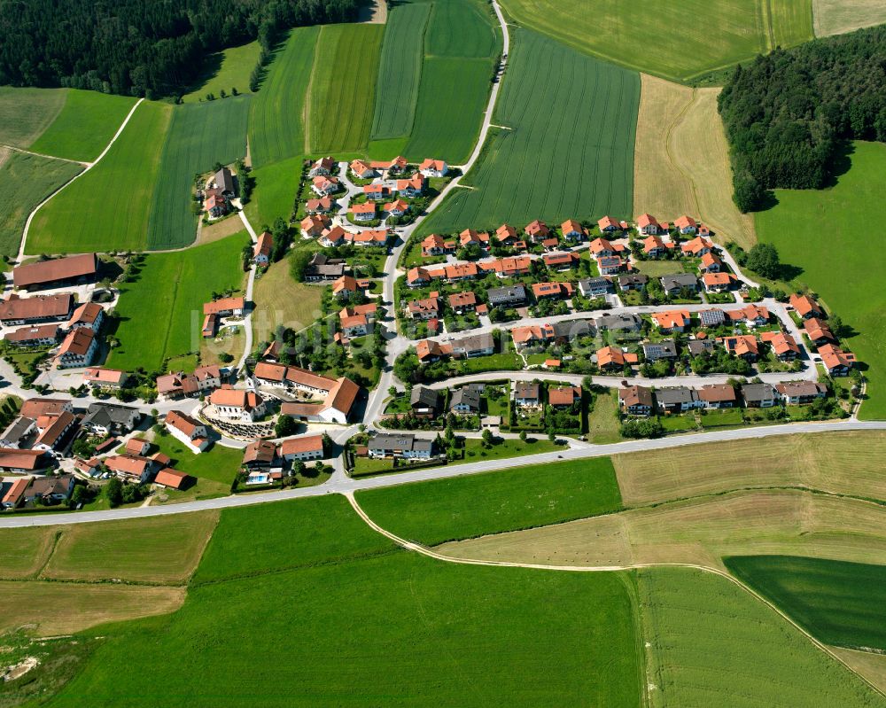Luftaufnahme Wolfsberg - Dorfkern am Feldrand in Wolfsberg im Bundesland Bayern, Deutschland