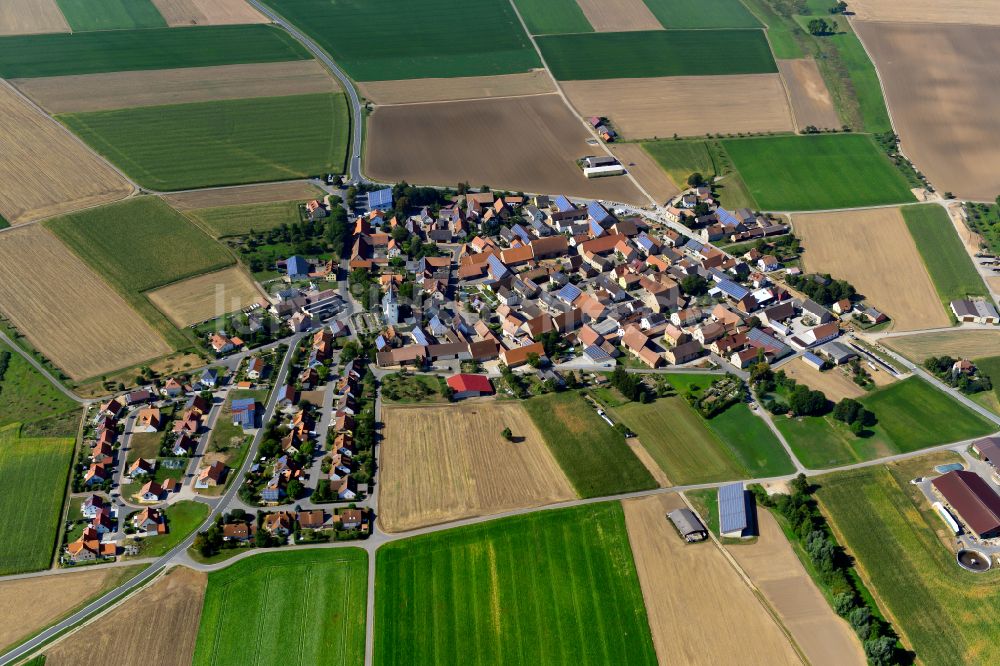 Wolkshausen von oben - Dorfkern am Feldrand in Wolkshausen im Bundesland Bayern, Deutschland