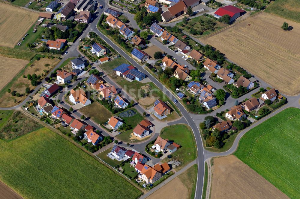 Wolkshausen aus der Vogelperspektive: Dorfkern am Feldrand in Wolkshausen im Bundesland Bayern, Deutschland