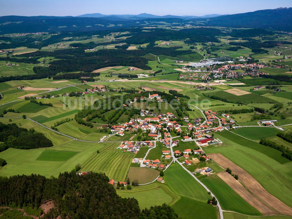 Wollaberg von oben - Dorfkern am Feldrand in Wollaberg im Bundesland Bayern, Deutschland