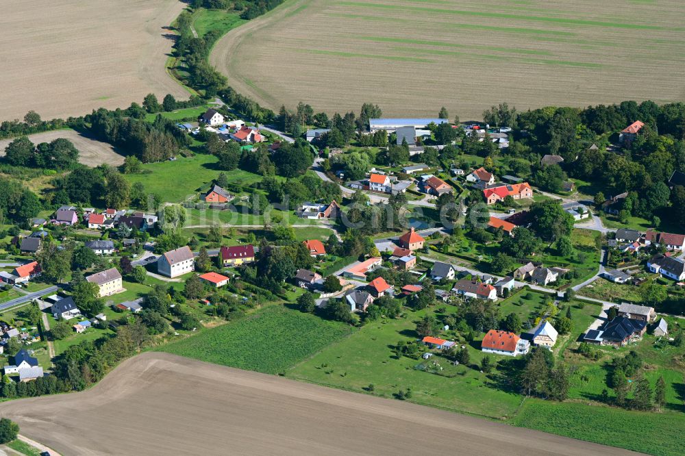 Wotenick aus der Vogelperspektive: Dorfkern am Feldrand in Wotenick im Bundesland Mecklenburg-Vorpommern, Deutschland