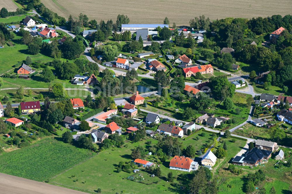 Wotenick aus der Vogelperspektive: Dorfkern am Feldrand in Wotenick im Bundesland Mecklenburg-Vorpommern, Deutschland