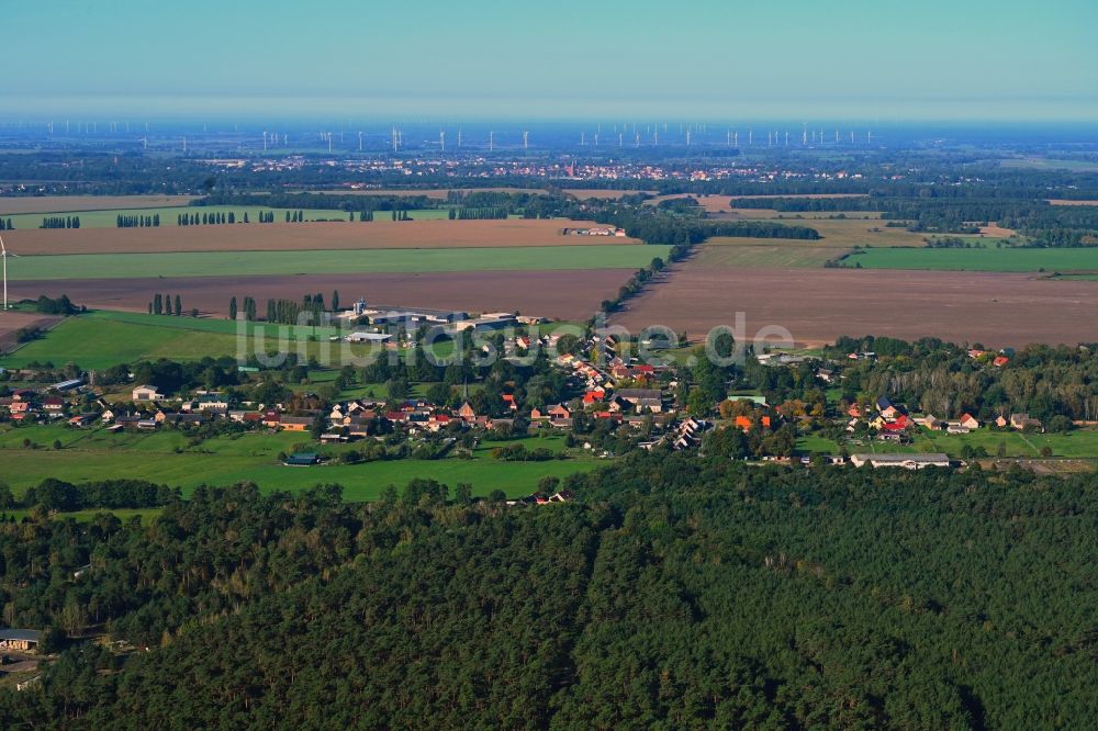 Luftaufnahme Wulkow - Dorfkern am Feldrand in Wulkow im Bundesland Brandenburg, Deutschland