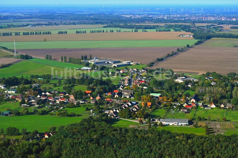 Wulkow aus der Vogelperspektive: Dorfkern am Feldrand in Wulkow im Bundesland Brandenburg, Deutschland