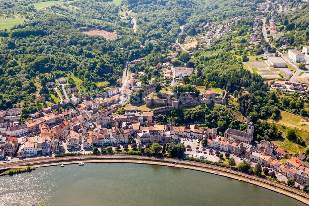 Sierck-les-Bains aus der Vogelperspektive: Dorfkern mit Festungsruine Sierck an den Fluss- Uferbereichen der Mosel in Sierck-les-Bains in Grand Est, Frankreich
