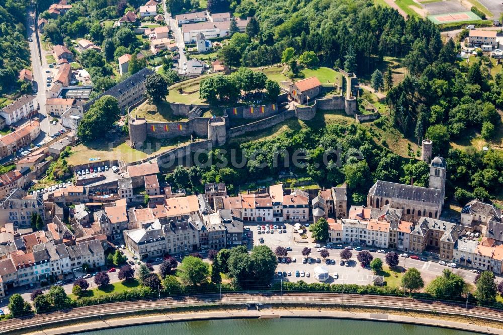 Luftbild Sierck-les-Bains - Dorfkern mit Festungsruine Sierck an den Fluss- Uferbereichen der Mosel in Sierck-les-Bains in Grand Est, Frankreich
