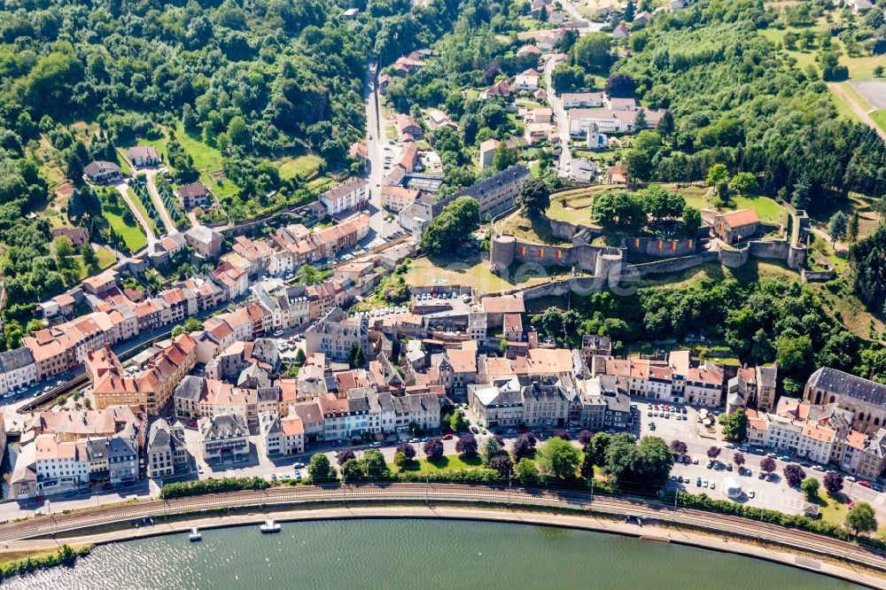 Luftaufnahme Sierck-les-Bains - Dorfkern mit Festungsruine Sierck an den Fluss- Uferbereichen der Mosel in Sierck-les-Bains in Grand Est, Frankreich