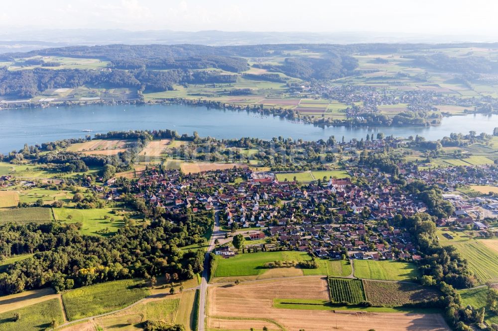 Luftaufnahme Öhningen - Dorfkern an den Fluss-/Bodensee-Uferbereichen des Rhein in Öhningen im Bundesland Baden-Württemberg, Deutschland