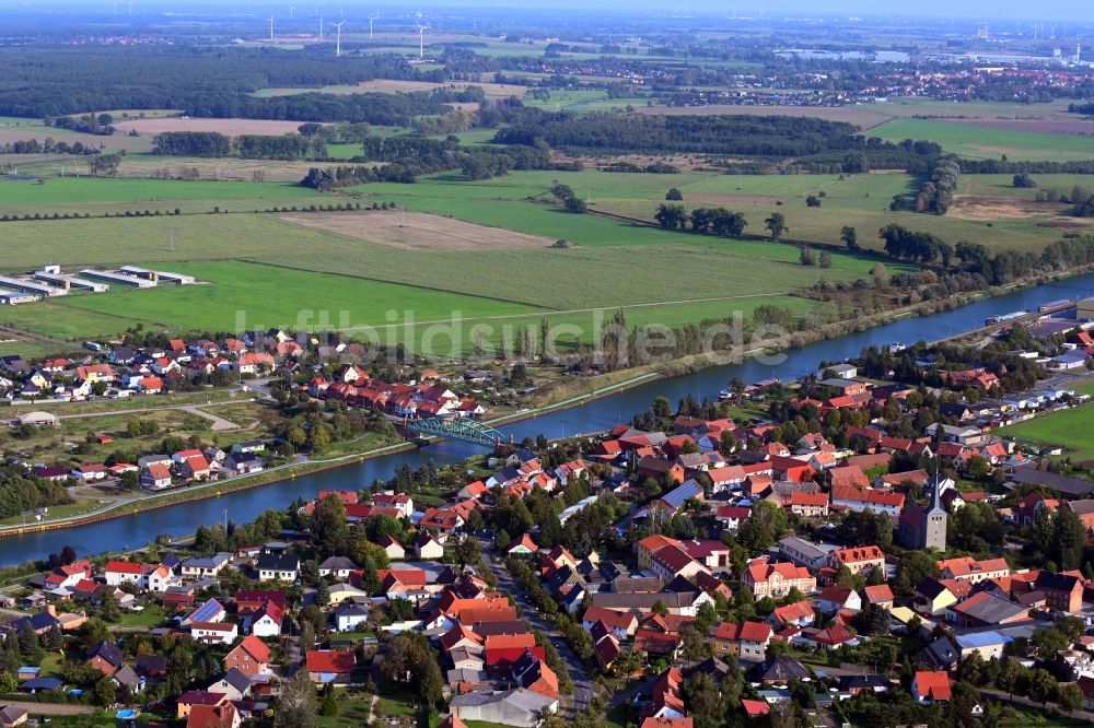 Luftbild Bülstringen - Dorfkern am Fluss- Uferbereich Mittellandkanal in Bülstringen im Bundesland Sachsen-Anhalt, Deutschland
