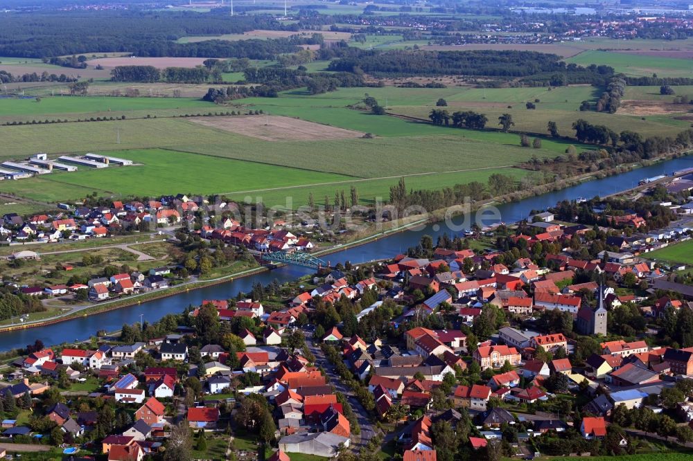 Luftaufnahme Bülstringen - Dorfkern am Fluss- Uferbereich Mittellandkanal in Bülstringen im Bundesland Sachsen-Anhalt, Deutschland