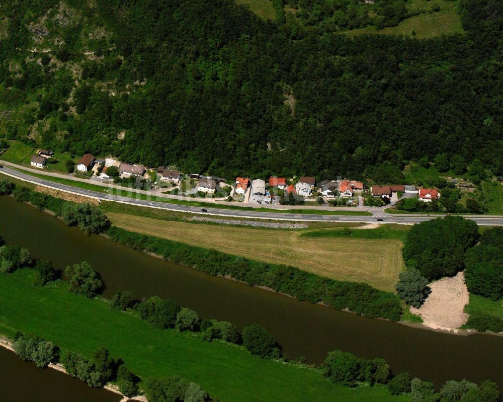 Bogenberg von oben - Dorfkern an den Fluss- Uferbereichen der Donau in Bogenberg im Bundesland Bayern, Deutschland