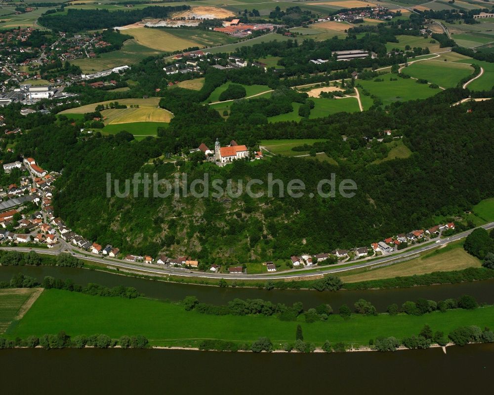 Bogenberg aus der Vogelperspektive: Dorfkern an den Fluss- Uferbereichen der Donau in Bogenberg im Bundesland Bayern, Deutschland