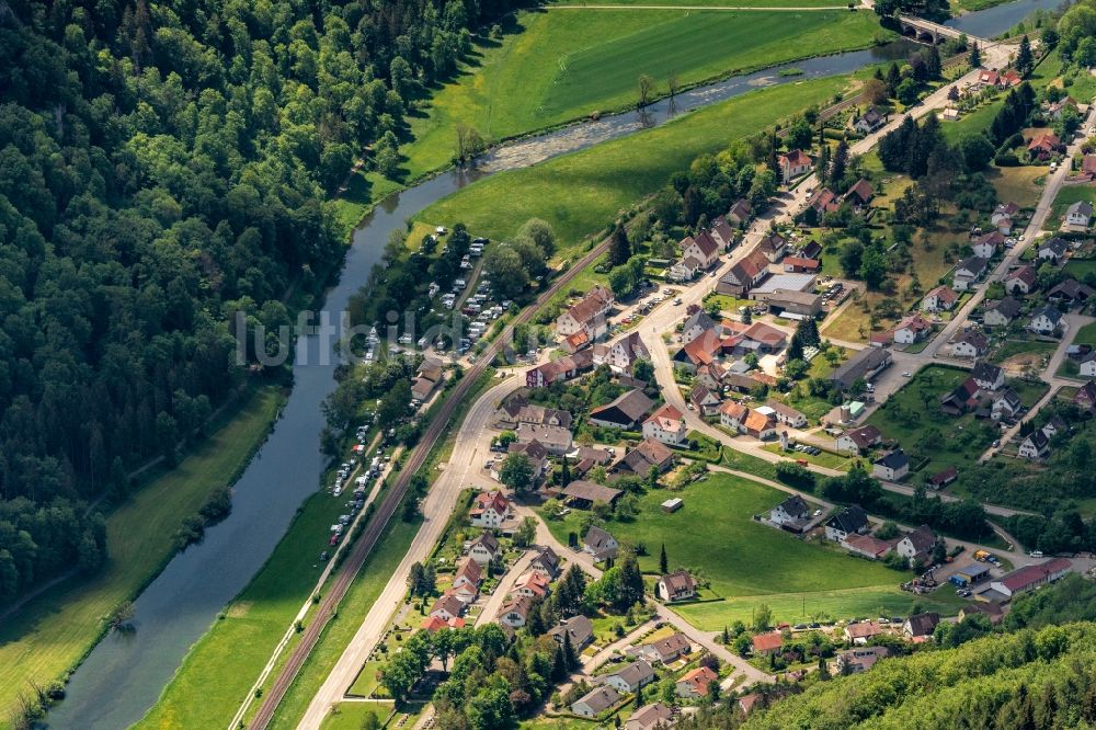 Hausen im Tal aus der Vogelperspektive: Dorfkern an den Fluss- Uferbereichen der Donau in Hausen im Tal im Bundesland Baden-Württemberg, Deutschland