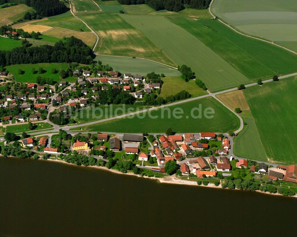 Pfelling aus der Vogelperspektive: Dorfkern an den Fluss- Uferbereichen der Donau in Pfelling im Bundesland Bayern, Deutschland