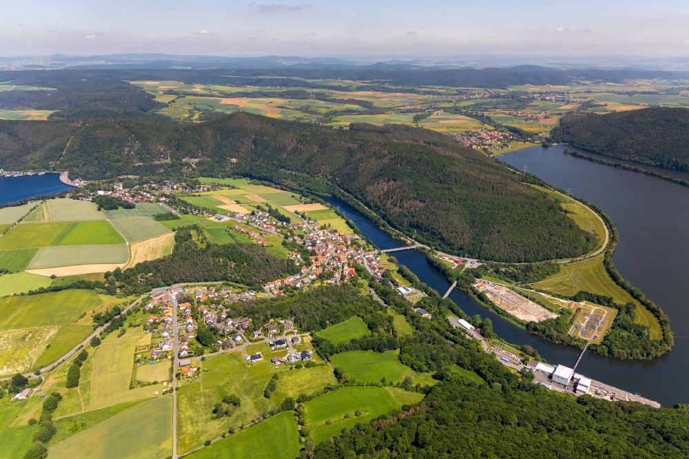 Hemfurth aus der Vogelperspektive: Dorfkern an den Fluss- Uferbereichen der Eder in Hemfurth im Bundesland Hessen, Deutschland
