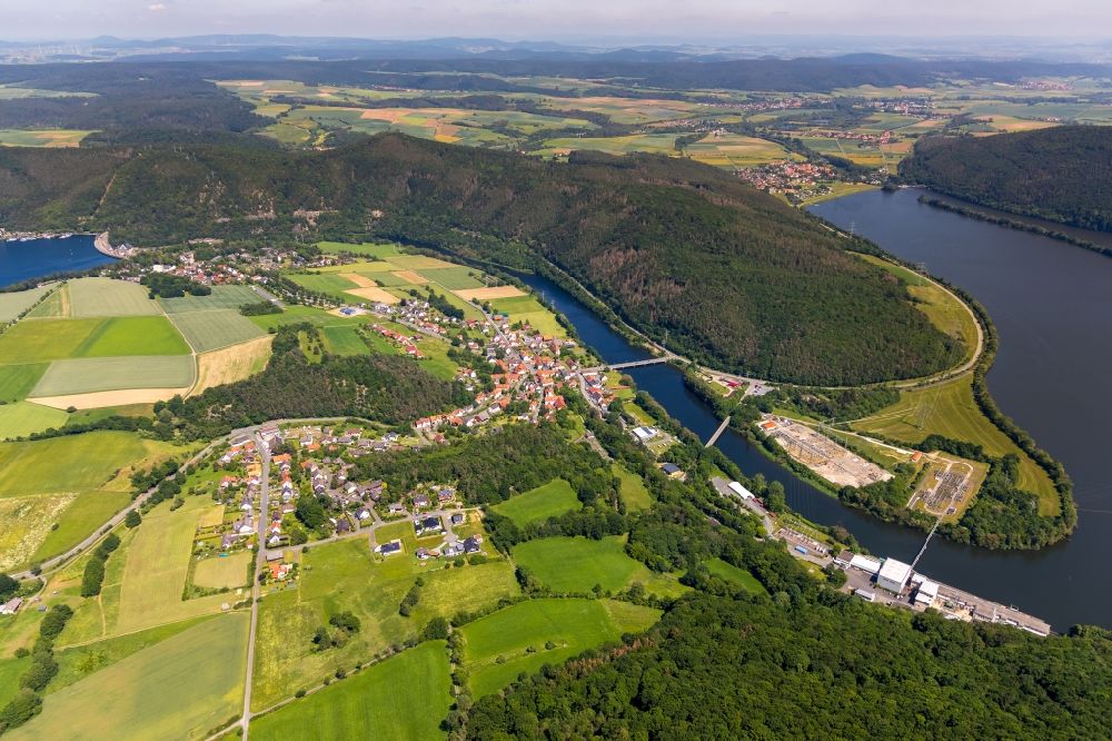 Luftbild Hemfurth - Dorfkern an den Fluss- Uferbereichen der Eder in Hemfurth im Bundesland Hessen, Deutschland