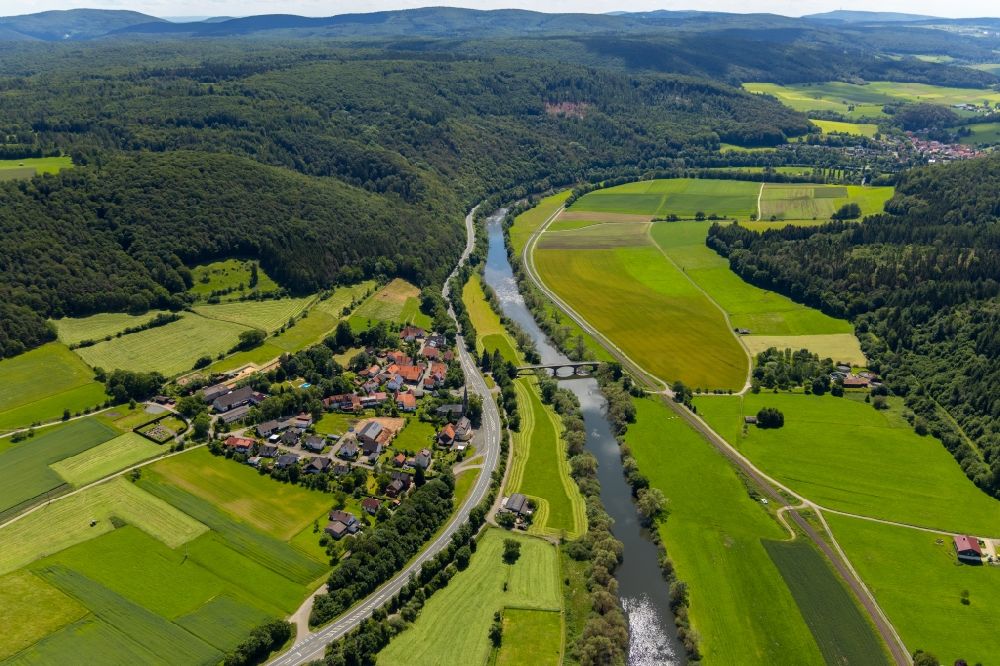 Luftaufnahme Kirchlotheim - Dorfkern an den Fluss- Uferbereichen der Eder in Kirchlotheim im Bundesland Hessen, Deutschland