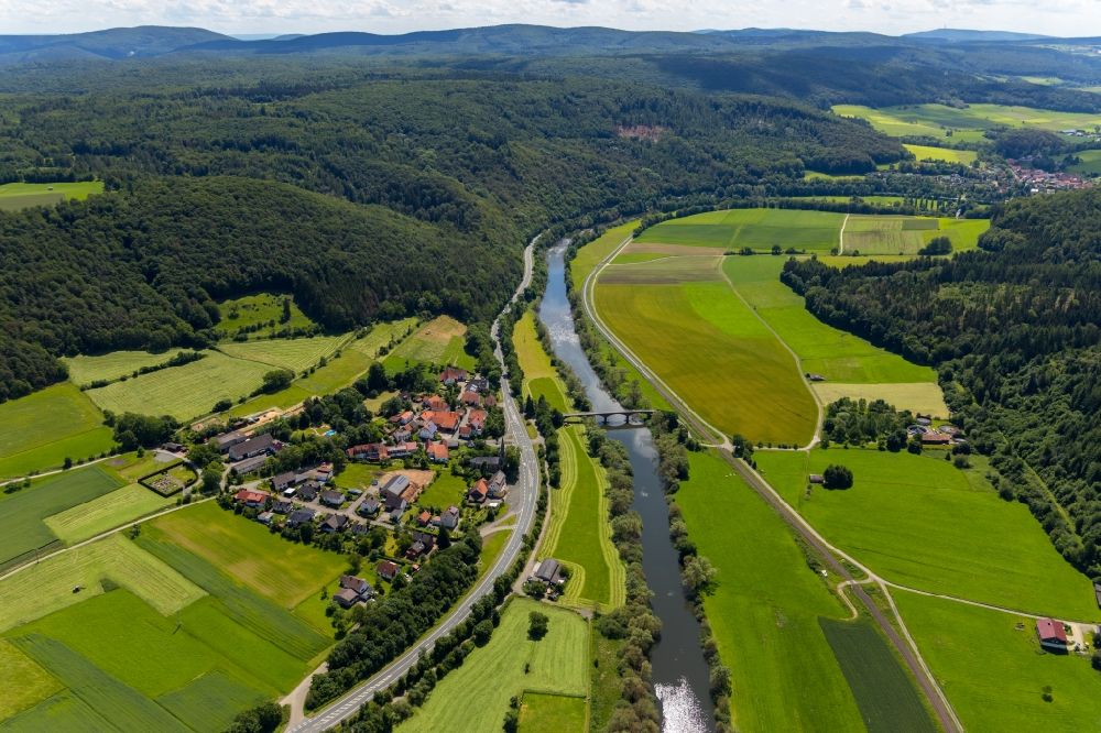 Kirchlotheim von oben - Dorfkern an den Fluss- Uferbereichen der Eder in Kirchlotheim im Bundesland Hessen, Deutschland